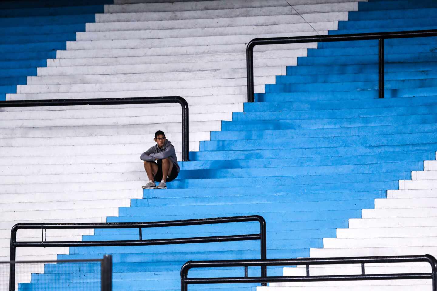 Un empleado de Racing observa desde una tribuna este jueves en un partido del grupo de la Copa Libertadores entre Racing Club y Alianza Lima,