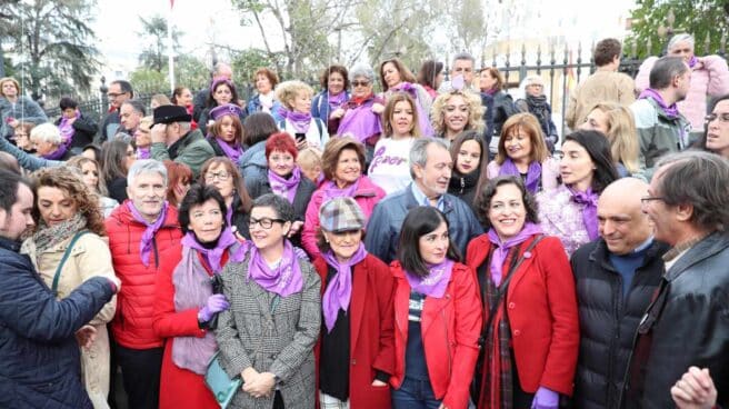El forense concluye que, con las pautas de Sanidad, no debió celebrarse ninguna manifestación desde el 3 de marzo Varios ministros, en la última manifestación del 8-M en Madrid.