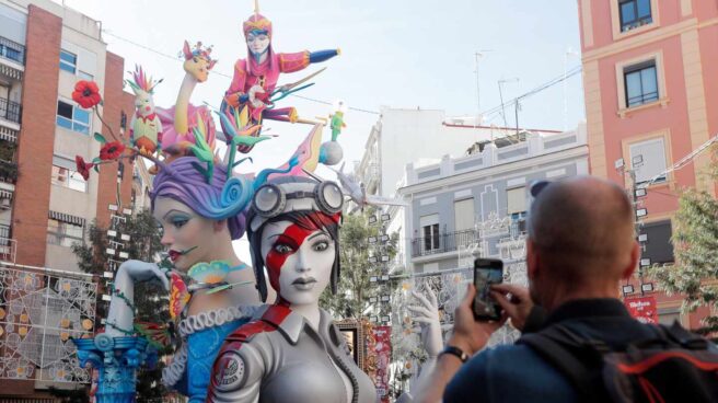 Una persona toma una imagen de una de las fallas más grandes prácticamente montadas.