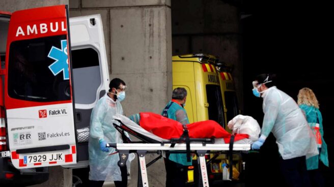 Atención médica por el coronavirus en Hospitalet (Barcelona).