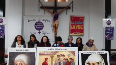 Las Mujeres de la Iglesia se concentran frente a la Almudena para denunciar "discriminación" y pedir "voz y voto"