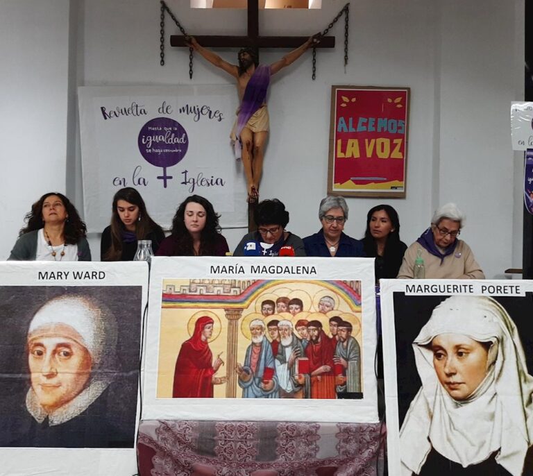 Las Mujeres de la Iglesia se concentran frente a la Almudena para denunciar "discriminación" y pedir "voz y voto"