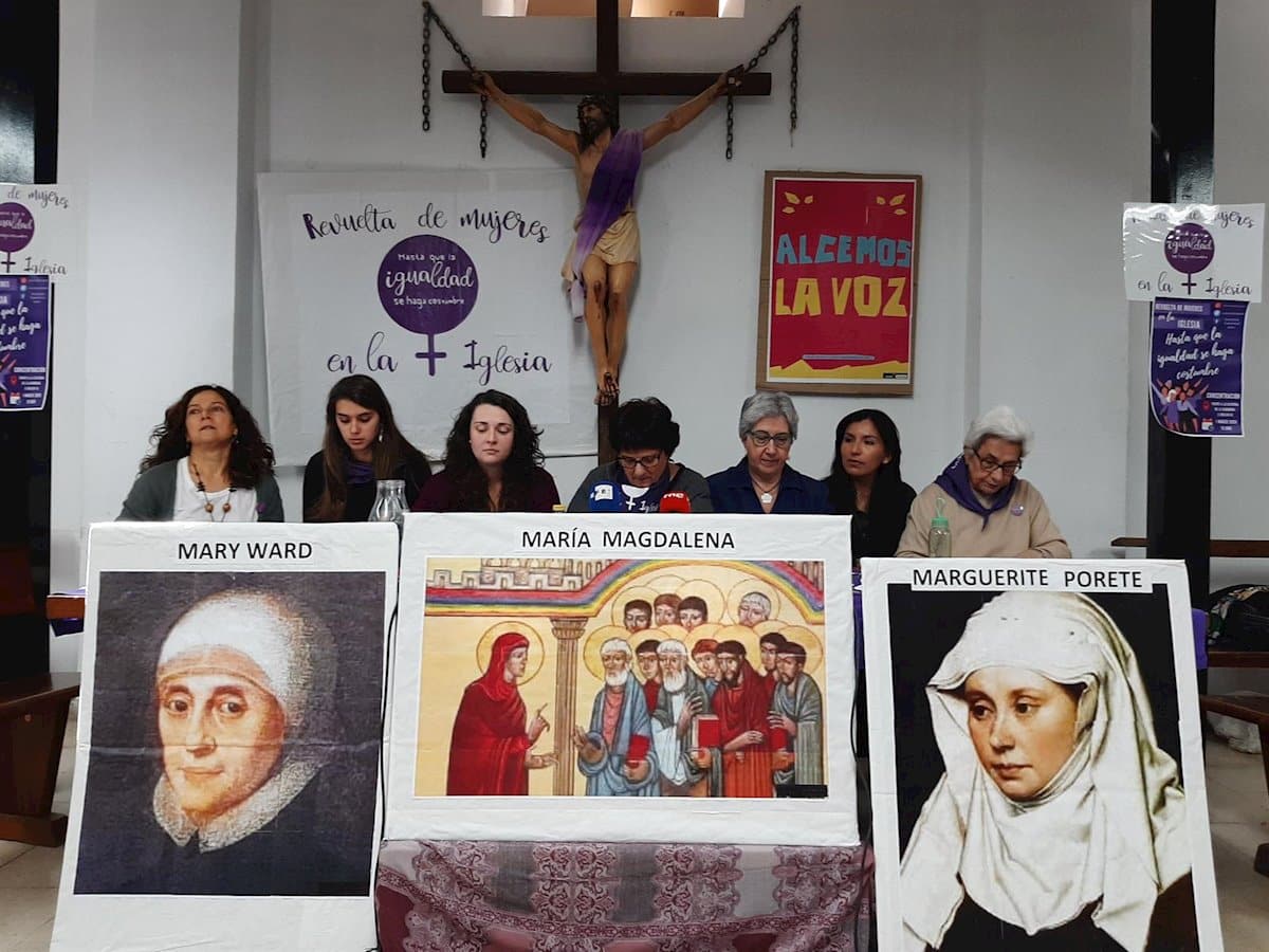 Las Mujeres de la Iglesia se concentran frente a la Almudena para denunciar "discriminación" y pedir "voz y voto"
