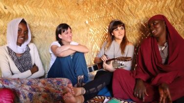 Rozalén y Entreculturas visitan Chad para erradicar la mutilación genital femenina