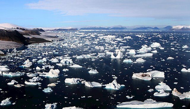 cebergs Desprendiéndose De Glaciares En Cape York, Groenlandia