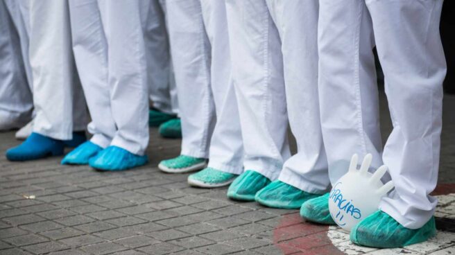 Personal sanitario, a las puertas de un hospital madrileño agradeciendo las muestras de cariño de la ciudadanía.