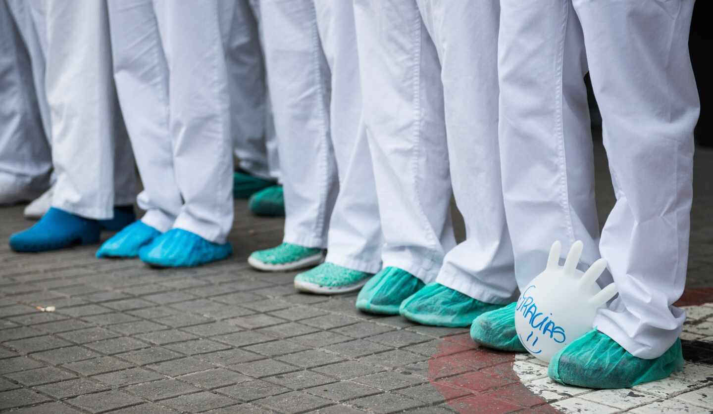 Personal sanitario, a las puertas de un hospital madrileño agradeciendo las muestras de cariño de la ciudadanía.