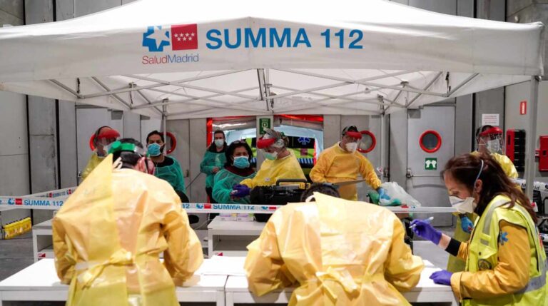Personal sanitario prepara uno de los pabellones del recinto ferial Ifema