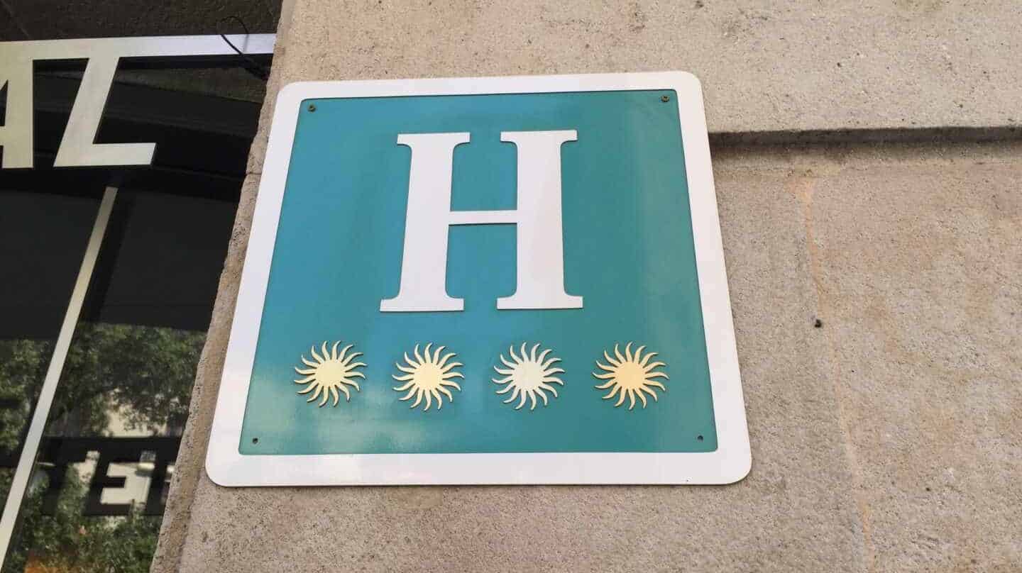 Placa de un establecimiento hotelero.