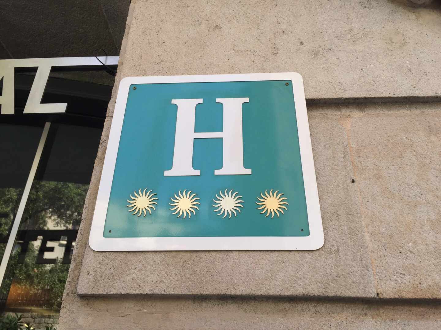 Placa de un establecimiento hotelero.