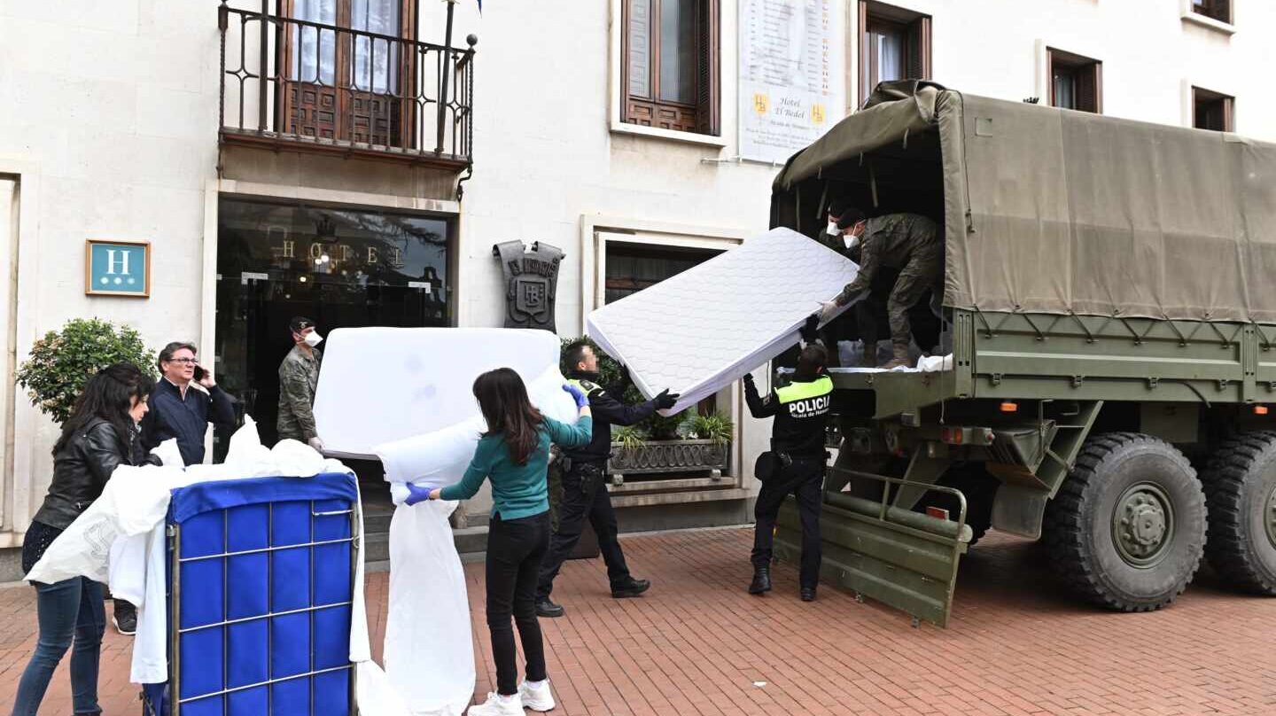 Llegada de material sanitario a un hotel medicalizado en Madrid.