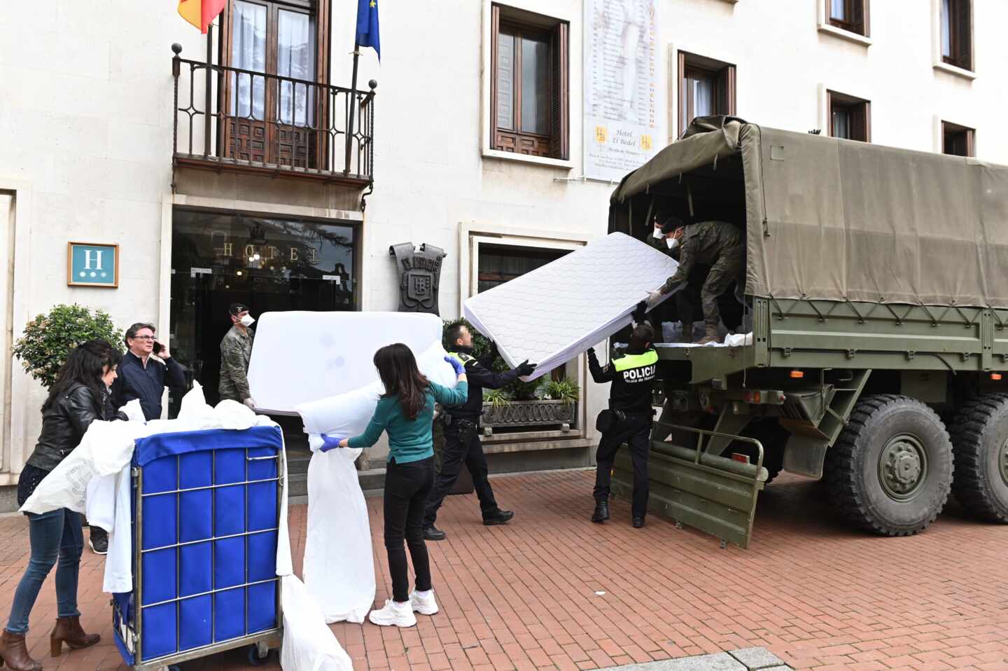 Llegada de material sanitario a un hotel medicalizado en Madrid.