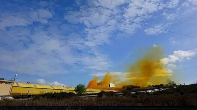 Una nube de productos químicos de una acería provoca el corte de la N-VI en Ponferrada