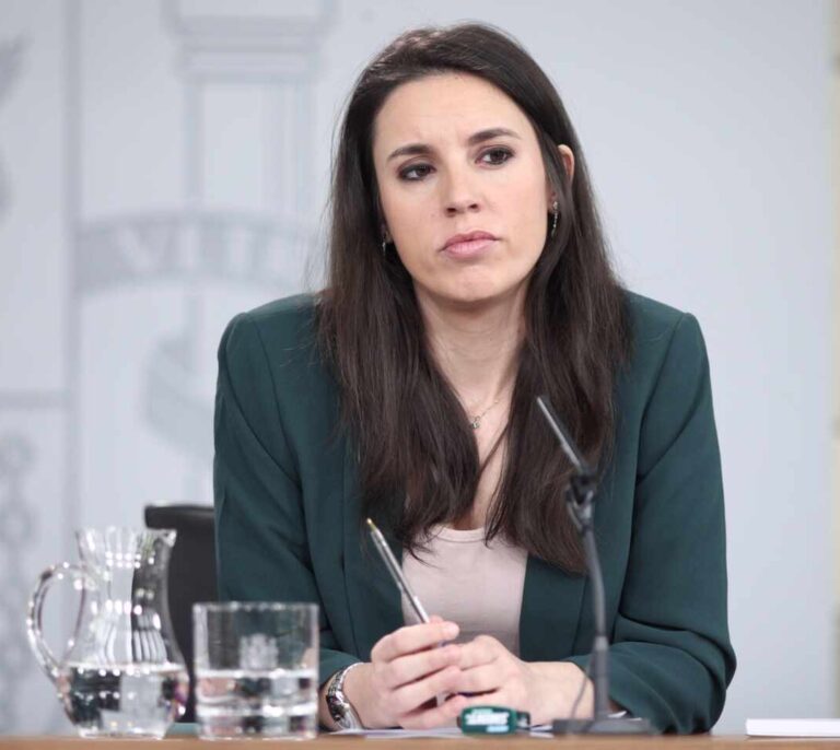 Montero sólo admite que su ley "se ha ido enriqueciendo" y la comparte todo el Gobierno