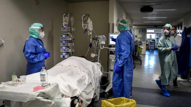 Personal sanitario atiende a un paciente en un hospital de Italia la pasada semana.
