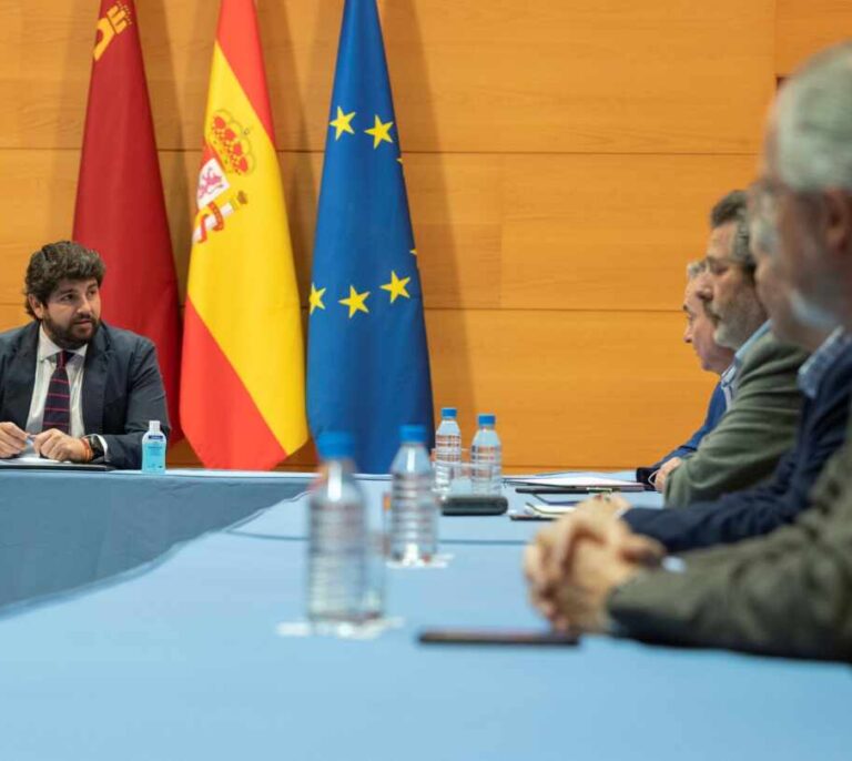Sanidad desacredita a Murcia, que ha decretado el cierre total de la región