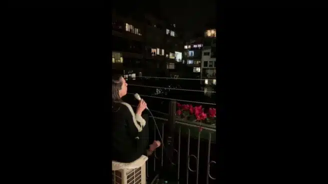 Ruth Lorenzo canta desde su balcón y es ovacionada por los vecinos