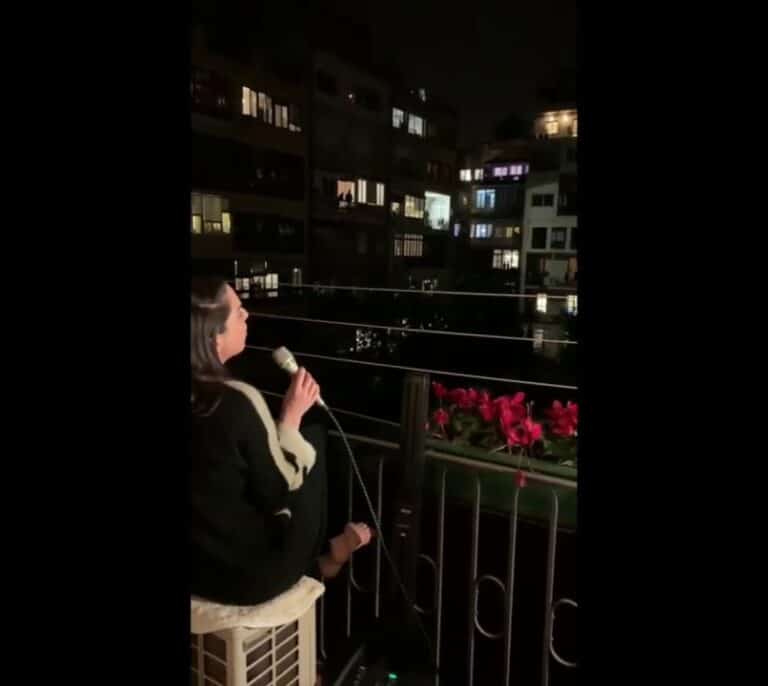 Ruth Lorenzo canta desde su balcón y es ovacionada por los vecinos