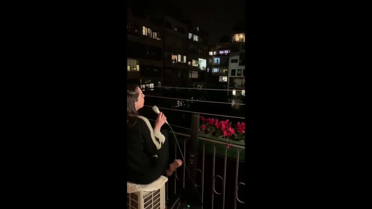 Ruth Lorenzo canta desde su balcón y es ovacionada por los vecinos