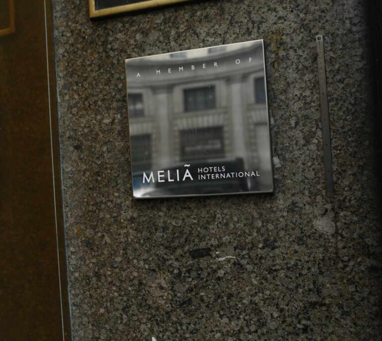 Meliá empieza a alquilar habitaciones de hotel como oficinas para teletrabajar