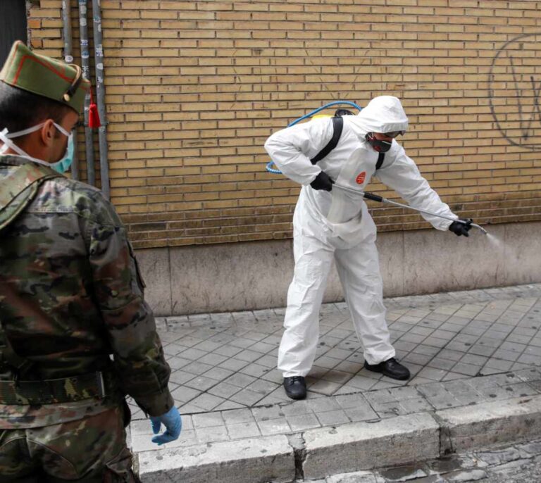 Sanidad recomienda desinfectar las calles con mochilas pulverizadoras