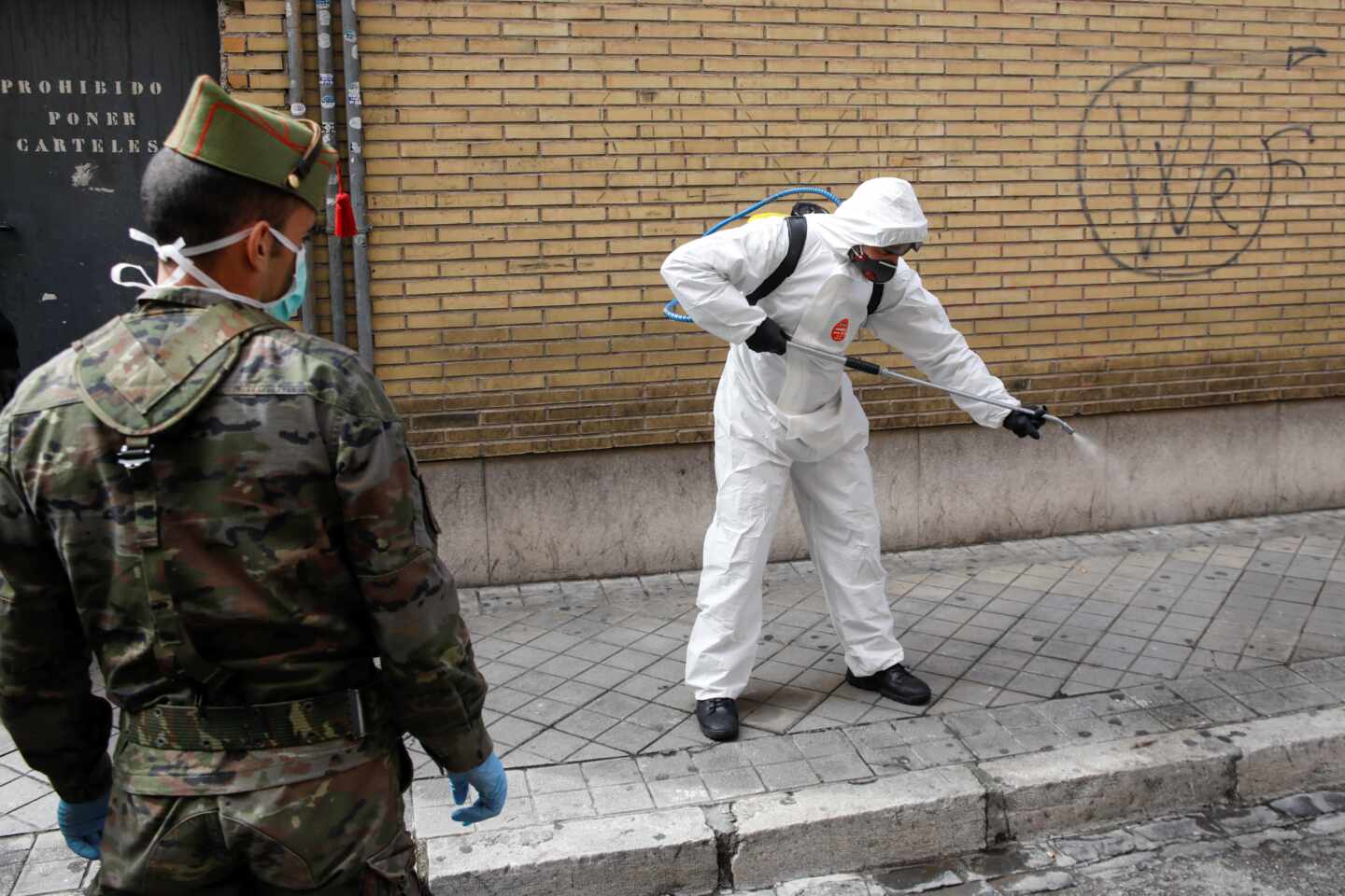 Sanidad recomienda desinfectar las calles con mochilas pulverizadoras