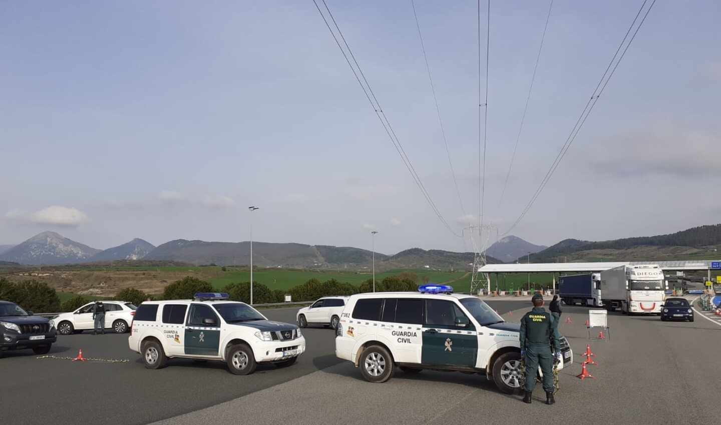 Control de la Guardia Civil tras decretarse el estado de alarma.