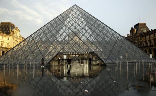 El museo del Louvre en París