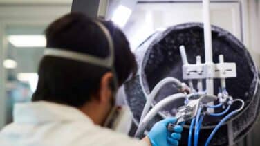 Gobierno y empresas impulsan una ‘industria de guerra’ para fabricar material sanitario en España