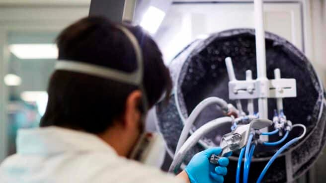 Fabricación de un respirador con una impresora 3D por el Consorcio Zona Franca-SEAT-HP-Leitat.