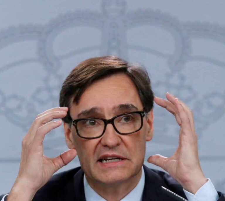 Sanidad ya ha incorporado a 30.000 profesionales sanitarios más contra la pandemia