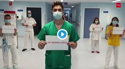 Los sanitarios responden a las ovaciones de los ciudadanos