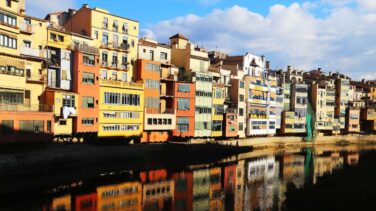 Gerona precinta la escultura Cul de la Lleona para prevenir el contagio del coronavirus
