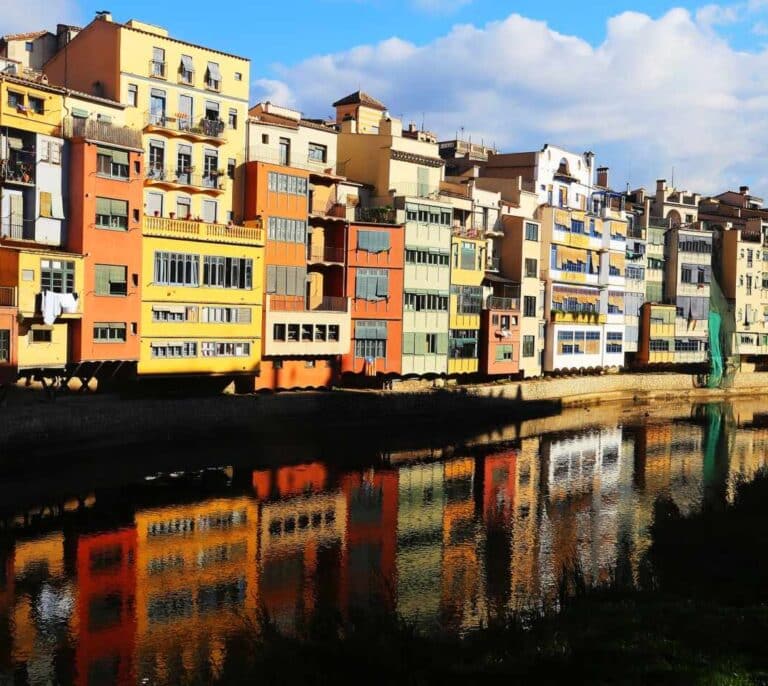 Gerona precinta la escultura Cul de la Lleona para prevenir el contagio del coronavirus