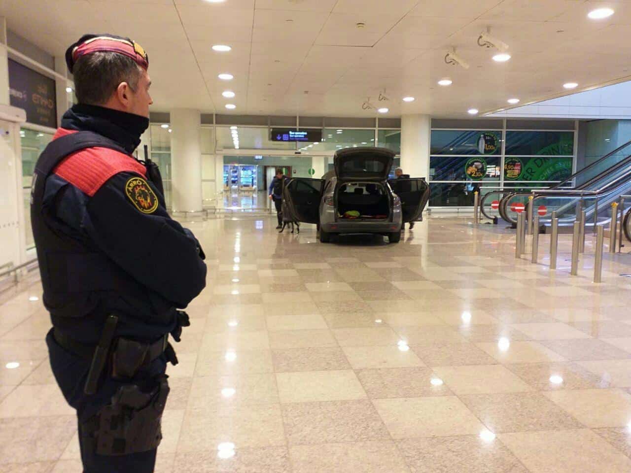 Dos personas detenidas al acceder con un vehículo a T1 del aeropuerto El Prat