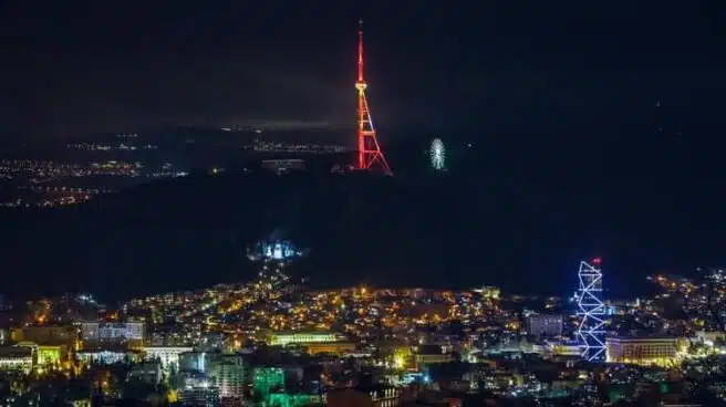 Georgia ilumina la torre de televisión de Tbilisi con los colores de la bandera de España