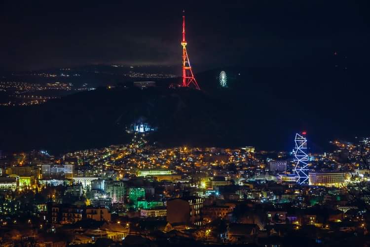 Georgia ilumina la torre de televisión de Tbilisi con los colores de la bandera de España