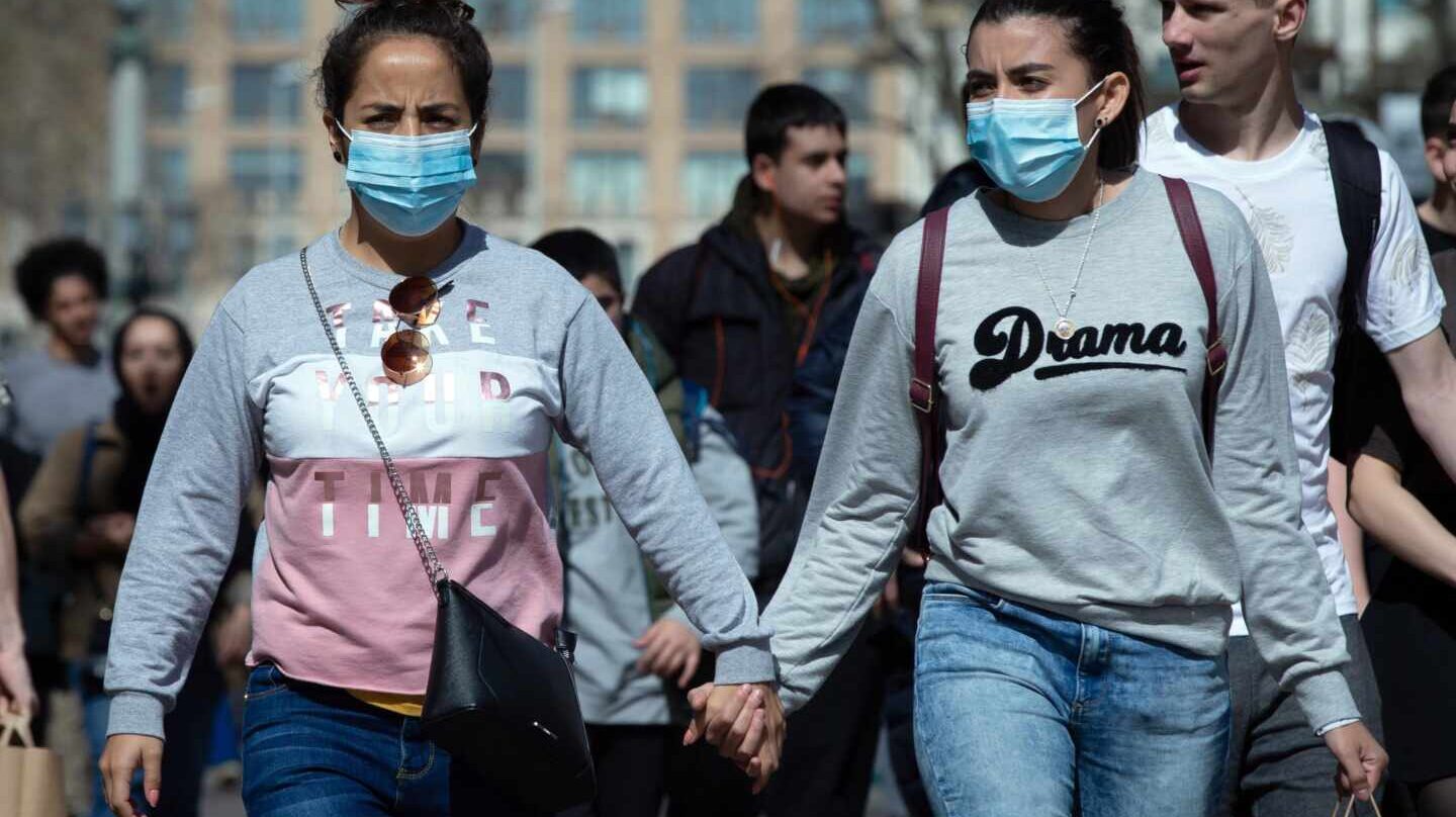 Dos turistas con mascarillas pasean por las Ramblas de Barcelona.