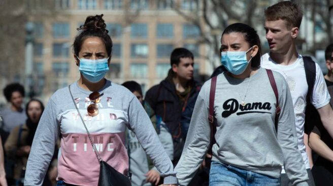 Dos turistas con mascarillas pasean por las Ramblas de Barcelona.