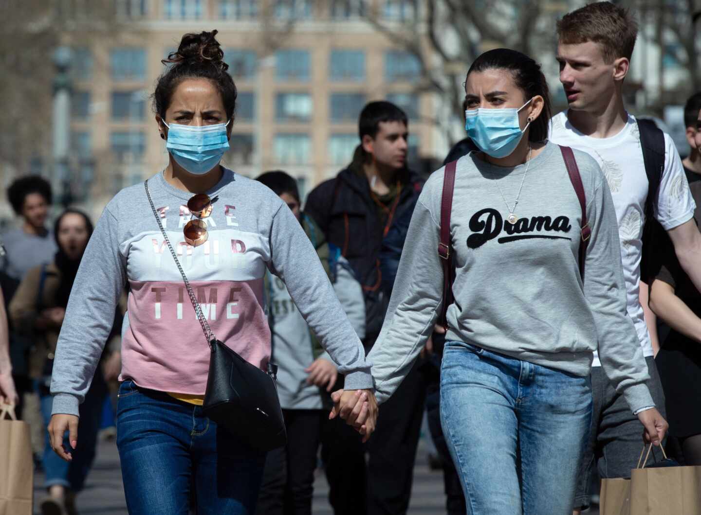 Dos turistas con mascarillas pasean por las Ramblas de Barcelona.