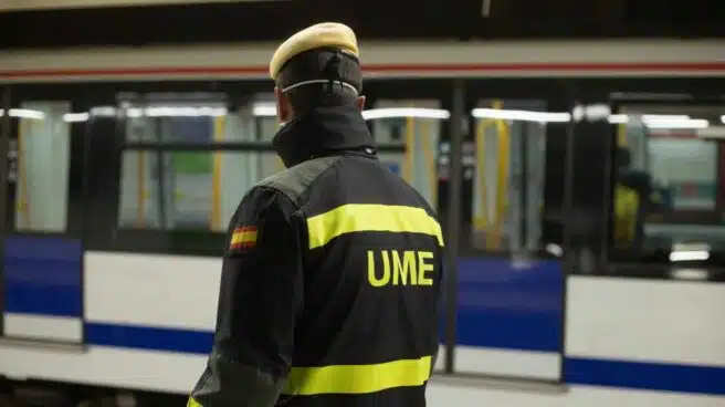 Círculos rojos en el metro de Madrid para marcar la distancia entre viajeros