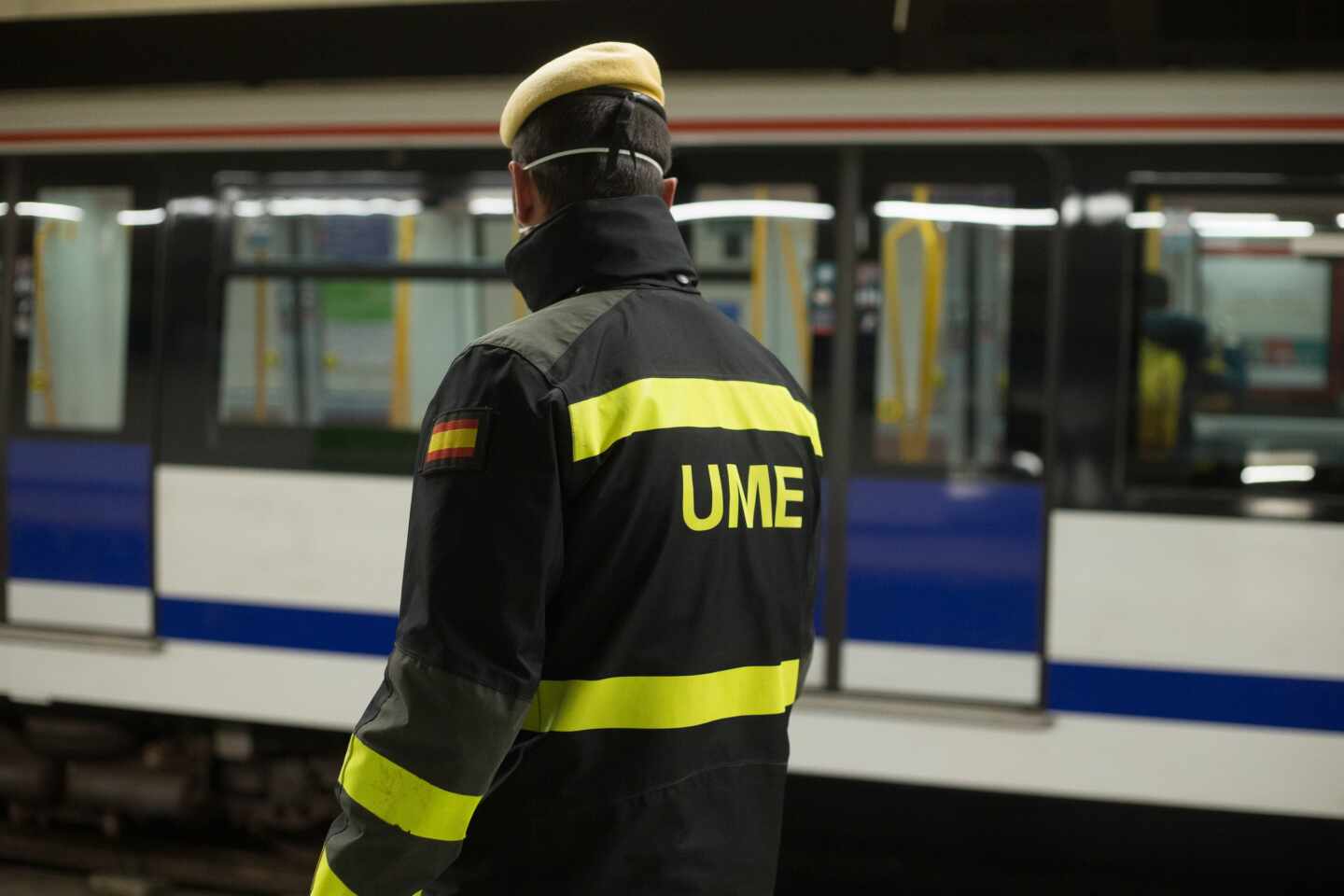 Círculos rojos en el metro de Madrid para marcar la distancia entre viajeros