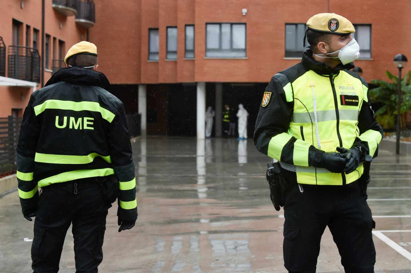 Soldados de la Unidad Militar de Emergencias (UME), desinfectando una residencia de mayores en Murcia.