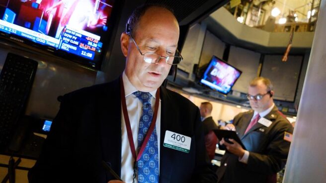 Un broker de Wall Street mira el impacto en las cotizaciones del coronavirus