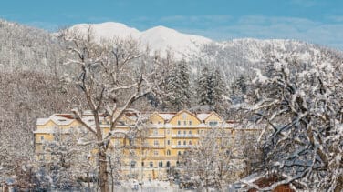 El confinamiento del rey de Tailandia: un hotel en los Alpes con 20 concubinas