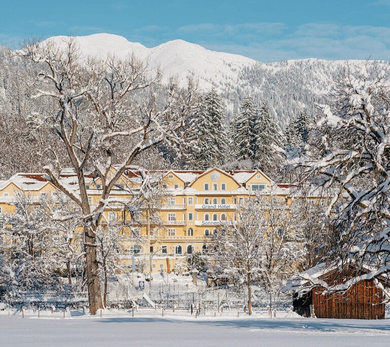 El confinamiento del rey de Tailandia: un hotel en los Alpes con 20 concubinas