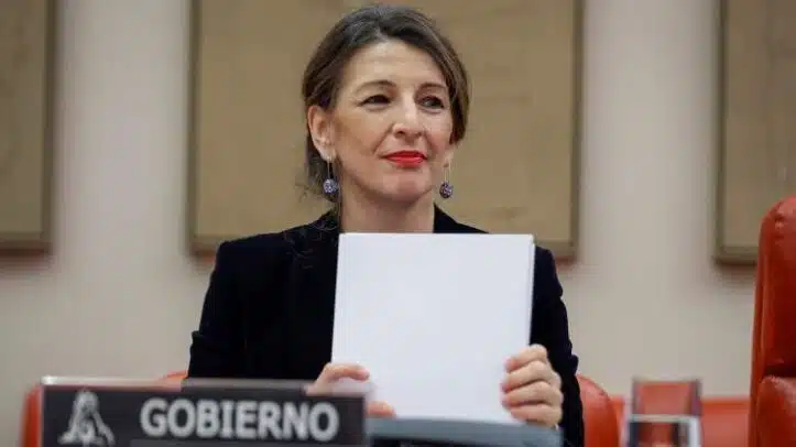 El Gobierno prohíbe los despidos y revisará todos los ERTE en busca de fraude