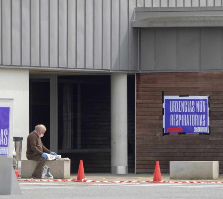Un paciente con coronavirus de 90 años resulta herido al intentar escapar por la ventana de un hospital de Lugo