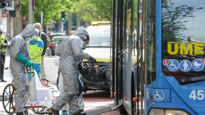 Efectivos sanitarios transportan a pacientes al hospital de campaña de Ifema, en Madrid.