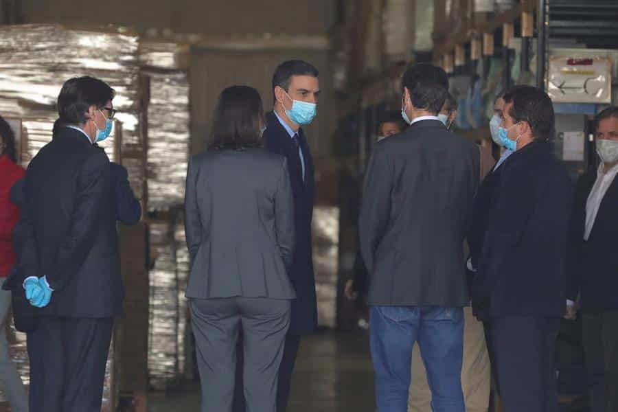 Sánchez visita una empresa de Móstoles que fabrica respiradores